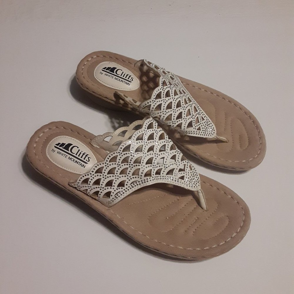 Cliffs Cienna Women's Cushioned Footbed Low Wedge Thong Sandals Stone Design